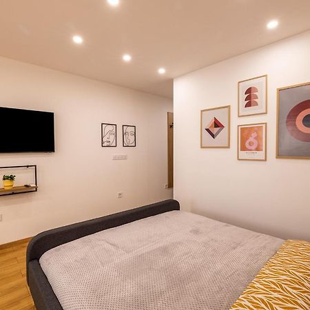 Luxury Studio Living High-End Amenities And Great Location By Flat Mаnager София Екстериор снимка